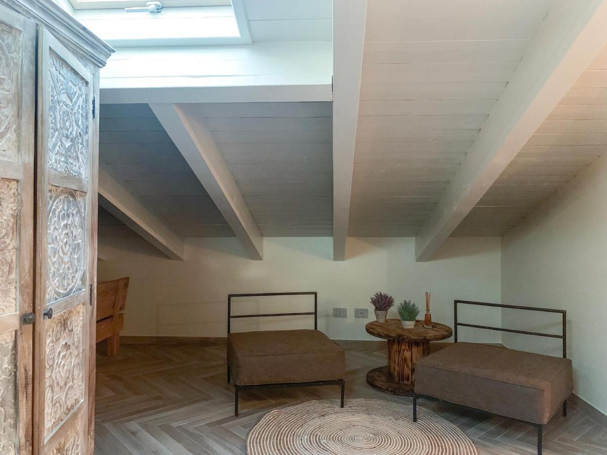 Charming Attic Apartment With Balcony & Swimming Pool Desenzano del Garda Exterior photo